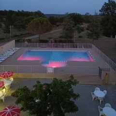 Camping Pas Cher vous présente avec son site Officiel campingpascher.fr, le Établissement La Rouvière Les Pins, situé sur la commune de Vagnas dans le département Ardeche (Rhône Alpes) en France. L'établissement La Rouvière Les Pins vous propose un hébergement de type bungalow de 29 m². L'établissement vous propose 4 autres types d'hébergements. Découvrez tous nos séjours à petits prix dans la commune et aux alentours de Vagnas du département : Ardeche (Rhône Alpes).... En savoir plus : cliquez-ICI.