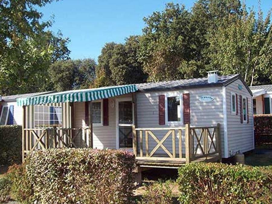 Camping Pas Cher vous présente avec son site Officiel campingpascher.fr, le Camping Le Roc classé 3 étoiles, situé sur la commune de Vaire dans le département Vendée (Pays De La Loire) en France. Le camping Le Roc vous propose un hébergement de type mobil-home de 24 m² (télévision). Cet hébergement propose plus de 25 dates différentes pour réserver ! Pour dévouvrir la période la moins chère, consultez la rubrique 'Tarifs' et sélectionnez votre mois de départ. L'établissement vous propose 11 autres types d'hébergements. Découvrez tous nos séjours à petits prix dans la commune et aux alentours de Vaire du département : Vendée (Pays De La Loire). Les Avis clients pour le Camping Le Roc sont excellents avec une note moyenne de 8 sur 10. Piscine couverte, Piscine extérieure, Animations familiales, Aire de jeux enfants, Baby-foot, Flipper, Ping-pong, Piscine, Pétanque, Salle de fitness, Trampoline, Bar, Dépôt de pain, Plats à emporter, Snack/Bar,... En savoir plus : cliquez-ICI.