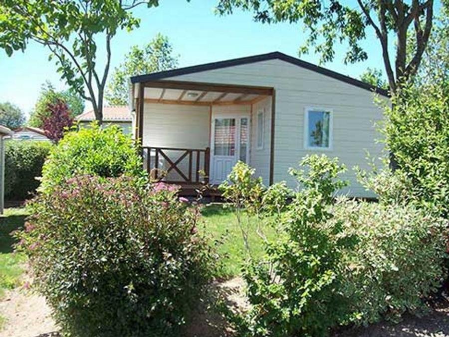 Camping Pas Cher vous présente avec son site Officiel campingpascher.fr, le Camping Le Roc classé 3 étoiles, situé sur la commune de Vaire dans le département Vendée (Pays De La Loire) en France. Le camping Le Roc, vous présente un hébergement de type chalet de 28 m² et télévision. Le camping Le Roc vous propose du vendredi 05 juin au vendredi 12 juin 2026 avec une PROMO de DERNIÈRE MINUTE, en promotion à -20% pour 7 nuits à 196 € au lieu de 245,0 € soit une Économie de 49 €. Cette location propose 25 dates différentes pour réserver votre séjour. Découvrez également les 11 autres gammes d'hébergements du camping. Les Avis clients pour le Camping Le Roc sont excellents avec une note moyenne de 8 sur 10. Piscine couverte, Piscine extérieure, Animations familiales, Aire de jeux enfants, Baby-foot, Flipper, Ping-pong, Piscine, Pétanque, Salle de fitness, Trampoline, Bar, Dépôt de pain, Plats à emporter, Snack/Bar,... En savoir plus : cliquez-ICI.