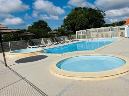 Camping Pas Cher vous présente avec son site Officiel campingpascher.fr, le Camping Le Roc classé 3 étoiles, situé sur la commune de Vaire dans le département Vendée (Pays De La Loire) en France. Le camping Le Roc vous propose un hébergement de type mobil-home de 32 m² (télévision). L'établissement vous propose 6 autres types d'hébergements. Découvrez tous nos séjours à petits prix dans la commune et aux alentours de Vaire du département : Vendée (Pays De La Loire). Les Avis clients pour le Camping Le Roc sont excellents avec une note moyenne de 8 sur 10. Piscine couverte, Piscine extérieure, Animations familiales, Aire de jeux enfants, Baby-foot, Flipper, Ping-pong, Piscine, Pétanque, Salle de fitness, Trampoline, Bar, Dépôt de pain, Plats à emporter, Snack/Bar,... En savoir plus : cliquez-ICI.