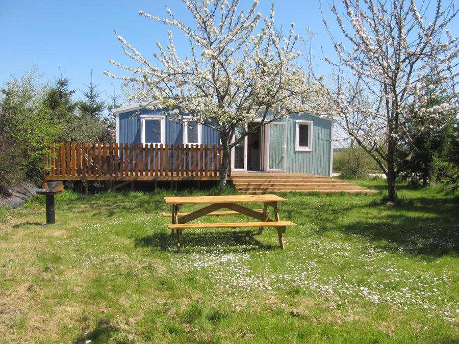 Camping Pas Cher vous présente avec son site Officiel campingpascher.fr, le Camping Ferme Pédagogique De Prunay classé 4 étoiles, situé sur la commune de Seillac dans le département Loir-et-cher (Centre Val De Loire) en France. Le camping Ferme Pédagogique De Prunay, vous présente un hébergement de type maison de 32 m² pour 4 personnes et télévision. Le camping Ferme Pédagogique De Prunay vous propose du sam. 05 septembre au sam. 12 septembre 2026 pour 7 nuits à 230€. Cette location propose 85 dates différentes pour réserver votre séjour. Découvrez également les 11 autres gammes d'hébergements du camping. Les Avis clients pour le Camping Ferme Pédagogique De Prunay sont excellents avec une note moyenne de 8 sur 10. Piscine chauffée, Piscine extérieure, Animations familiales, Aire de jeux enfants, Baby-foot, Centre équestre, Court de tennis, Cyclisme, Golf, Ping-pong, Pétanque, Randonnée, Structure gonflable enfants, Bar, Dépôt de pain, Pizzeria, Plats à emporter, Snack/Bar, Supermarché, Épicerie,... En savoir plus : cliquez-ICI.