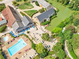 Camping Pas Cher vous présente avec son site Officiel campingpascher.fr, le Camping Ferme Pédagogique De Prunay classé 4 étoiles, situé sur la commune de Seillac dans le département Loir-et-cher (Centre Val De Loire) en France. Le camping Ferme Pédagogique De Prunay, vous présente un hébergement de type maison de 32 m² pour 4 personnes et télévision. Le camping Ferme Pédagogique De Prunay vous propose du sam. 05 septembre au sam. 12 septembre 2026 pour 7 nuits à 230€. Cette location propose 85 dates différentes pour réserver votre séjour. Découvrez également les 11 autres gammes d'hébergements du camping. Les Avis clients pour le Camping Ferme Pédagogique De Prunay sont excellents avec une note moyenne de 8 sur 10. Piscine chauffée, Piscine extérieure, Animations familiales, Aire de jeux enfants, Baby-foot, Centre équestre, Court de tennis, Cyclisme, Golf, Ping-pong, Pétanque, Randonnée, Structure gonflable enfants, Bar, Dépôt de pain, Pizzeria, Plats à emporter, Snack/Bar, Supermarché, Épicerie,... En savoir plus : cliquez-ICI.