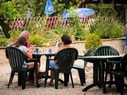 Camping Pas Cher vous présente avec son site Officiel campingpascher.fr, le Camping Ferme Pédagogique De Prunay classé 4 étoiles, situé sur la commune de Seillac dans le département Loir-et-cher (Centre Val De Loire) en France. Le camping Ferme Pédagogique De Prunay, vous présente un hébergement de type maison de 32 m² pour 4 personnes et télévision. Le camping Ferme Pédagogique De Prunay vous propose du sam. 29 août au sam. 05 septembre 2026 pour 7 nuits à 230€. Cette location propose 196 dates différentes pour réserver votre séjour. Découvrez également les 4 autres gammes d'hébergements du camping. Les Avis clients pour le Camping Ferme Pédagogique De Prunay sont excellents avec une note moyenne de 8 sur 10. Piscine chauffée, Piscine extérieure, Animations familiales, Aire de jeux enfants, Baby-foot, Centre équestre, Court de tennis, Cyclisme, Golf, Ping-pong, Pétanque, Randonnée, Structure gonflable enfants, Bar, Dépôt de pain, Pizzeria, Plats à emporter, Snack/Bar, Supermarché, Épicerie,... En savoir plus : cliquez-ICI.