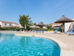 Camping Pas Cher vous présente avec son site Officiel campingpascher.fr, la Résidence Odalys Référence Les Sources De Manon classé 3 étoiles, située sur la commune de Vallon Pont D'arc dans le département Ardèche (Rhône Alpes) en France. La résidence Odalys Référence Les Sources De Manon, vous présente un hébergement de type appartement de 40 m² pour 2 personnes et télévision. La résidence Odalys Référence Les Sources De Manon vous proposeun séjour PAS CHER avec une REMISEdu sam. 19 septembre au sam. 26 septembre 2026, en promotion à -40% pour 7 nuits à 233,40 € au lieu de 389,0 € soit une Économie de 155,60 €. Cette location propose 21 dates différentes pour réserver votre séjour. Découvrez également les 3 autres gammes d'hébergements de la résidence. Les Avis clients pour la Résidence Odalys Référence Les Sources De Manon sont excellents avec une note moyenne de 9 sur 10. Piscine extérieure,... En savoir plus : cliquez-ICI.