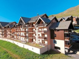 Camping Pas Cher vous présente avec son site Officiel campingpascher.fr, la Résidence Odalys Essentielle Les Lumières De Neige classé 3 étoiles, située sur la commune de Valmeinier dans le département Savoie (Rhône Alpes) en France. La résidence Odalys Essentielle Les Lumières De Neige, vous présente un hébergement de type appartement de 24 m² pour 2 personnes et télévision. La résidence Odalys Essentielle Les Lumières De Neige vous propose du sam. 22 août au sam. 29 août 2026 pour 7 nuits à 359€. Cette location propose 15 dates différentes pour réserver votre séjour. Découvrez également les 4 autres gammes d'hébergements de la résidence. Les Avis clients pour la Résidence Odalys Essentielle Les Lumières De Neige sont excellents avec une note moyenne de 8 sur 10. Baby-foot, Court de tennis, Piscine, Randonnée,... En savoir plus : cliquez-ICI.