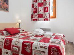 Camping Pas Cher vous présente avec son site Officiel campingpascher.fr, la Résidence Odalys Essentielle Les Lumières De Neige classé 3 étoiles, située sur la commune de Valmeinier dans le département Savoie (Rhône Alpes) en France. La résidence Odalys Essentielle Les Lumières De Neige, vous présente un hébergement de type appartement de 45 m² pour 2 personnes et télévision. La résidence Odalys Essentielle Les Lumières De Neige vous propose du sam. 28 mars au sam. 04 avril 2026, en promotion à -19% pour 7 nuits à 551,20 € au lieu de 689,0 € soit une Économie de 137,80 €. Cette location propose 10 dates différentes pour réserver votre séjour. Découvrez également les 4 autres gammes d'hébergements de la résidence. Les Avis clients pour la Résidence Odalys Essentielle Les Lumières De Neige sont excellents avec une note moyenne de 8 sur 10. Baby-foot, Court de tennis, Piscine, Randonnée,... En savoir plus : cliquez-ICI.