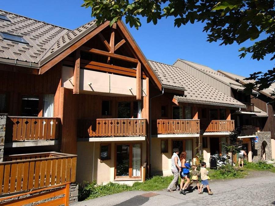 Camping Pas Cher vous présente avec son site Officiel campingpascher.fr, la Résidence Odalys Essentielle L'Ecrin Des Neiges classé 3 étoiles, située sur la commune de Valmeinier dans le département Savoie (Rhône Alpes) en France. La résidence Odalys Essentielle L'Ecrin Des Neiges, vous présente un hébergement de type appartement de 33 m² pour 2 personnes et télévision. La résidence Odalys Essentielle L'Ecrin Des Neiges vous propose du sam. 04 juillet au sam. 11 juillet 2026, en promotion à -20% pour 7 nuits à 399,20 € au lieu de 499,0 € soit une Économie de 99,80 €. Cette location propose 19 dates différentes pour réserver votre séjour. Découvrez également les 2 autres gammes d'hébergements de la résidence. Les Avis clients pour la Résidence Odalys Essentielle L'Ecrin Des Neiges sont excellents avec une note moyenne de 10 sur 10. Piscine chauffée, Piscine extérieure, Court de tennis, Piscine,... En savoir plus : cliquez-ICI.
