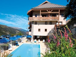 Camping Pas Cher vous présente avec son site Officiel campingpascher.fr, la Résidence Odalys Essentielle L'Ecrin Des Neiges classé 3 étoiles, située sur la commune de Valmeinier dans le département Savoie (Rhône Alpes) en France. La résidence Odalys Essentielle L'Ecrin Des Neiges, vous présente un hébergement de type appartement de 33 m² pour 2 personnes et télévision. La résidence Odalys Essentielle L'Ecrin Des Neiges vous propose du sam. 04 juillet au sam. 11 juillet 2026, en promotion à -20% pour 7 nuits à 399,20 € au lieu de 499,0 € soit une Économie de 99,80 €. Cette location propose 19 dates différentes pour réserver votre séjour. Découvrez également les 2 autres gammes d'hébergements de la résidence. Les Avis clients pour la Résidence Odalys Essentielle L'Ecrin Des Neiges sont excellents avec une note moyenne de 10 sur 10. Piscine chauffée, Piscine extérieure, Court de tennis, Piscine,... En savoir plus : cliquez-ICI.