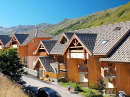 Camping Pas Cher vous présente avec son site Officiel campingpascher.fr, la Résidence Odalys Essentielle L'Ecrin Des Neiges classé 3 étoiles, située sur la commune de Valmeinier dans le département Savoie (Rhône Alpes) en France. La résidence Odalys Essentielle L'Ecrin Des Neiges, vous présente un hébergement de type appartement de 38 m² et télévision. La résidence Odalys Essentielle L'Ecrin Des Neiges vous propose du sam. 28 mars au sam. 04 avril 2026 pour 7 nuits à 479€. Cette location propose 8 dates différentes pour réserver votre séjour. Découvrez également les 2 autres gammes d'hébergements de la résidence. Les Avis clients pour la Résidence Odalys Essentielle L'Ecrin Des Neiges sont excellents avec une note moyenne de 10 sur 10. Piscine chauffée, Piscine extérieure, Court de tennis, Piscine,... En savoir plus : cliquez-ICI.