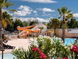 Camping Pas Cher vous présente avec son site Officiel campingpascher.fr, le Camping Siblu Les Sables Du Midi - Funpass Inclus classé 4 étoiles, situé sur la commune de Valras dans le département Hérault (Languedoc Roussillon) en France. Le camping Siblu Les Sables Du Midi - Funpass Inclus, vous présente un hébergement de type mobil-home avec climatisation. Le camping Siblu Les Sables Du Midi - Funpass Inclus vous propose du sam. 06 juin au sam. 13 juin 2026 avec une PROMO de DERNIÈRE MINUTE, en promotion à -12% pour 7 nuits à 335,50 € au lieu de 385 € soit une Économie de 49,50 €. Cette location propose 12 dates différentes pour réserver votre séjour. Découvrez également les 6 autres gammes d'hébergements du camping. Les Avis clients pour le Camping Siblu Les Sables Du Midi - Funpass Inclus sont excellents avec une note moyenne de 8 sur 10. Parc aquatique, Piscine chauffée, Piscine extérieure, Animations familiales, Club ados, Club enfants, Aire de jeux enfants, Baby-foot, Canoë-kayak, Centre équestre, Court de tennis, Golf, Ping-pong, Piscine, Plongée, Pétanque, Salle de fitness, Terrain multisports, Bar, Boulangerie, Dépôt de pain, Plats à emporter, Restaurant, Snack/Bar, Épicerie,... En savoir plus : cliquez-ICI.