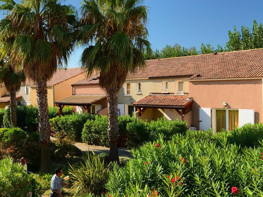 Camping Pas Cher vous présente avec son site Officiel campingpascher.fr, la Résidence Odalys Essentielle Le Grand Bleu classé 3 étoiles, située sur la commune de Vendres dans le département Hérault (Languedoc Roussillon) en France. La résidence Odalys Essentielle Le Grand Bleu, vous présente un hébergement de type maison de 33 m². La résidence Odalys Essentielle Le Grand Bleu vous proposeun séjour PAS CHER avec une REMISEdu sam. 13 juin au sam. 20 juin 2026, en promotion à -30% pour 7 nuits à 531,30 € au lieu de 759,0 € soit une Économie de 227,70 €. Cette location propose 20 dates différentes pour réserver votre séjour. Découvrez également les 2 autres gammes d'hébergements de la résidence. Les Avis clients pour la Résidence Odalys Essentielle Le Grand Bleu sont excellents avec une note moyenne de 9 sur 10. Piscine extérieure, Aire de jeux enfants, Canoë-kayak, Centre équestre, Golf, Ping-pong,... En savoir plus : cliquez-ICI.