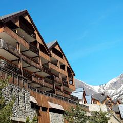 Camping Pas Cher vous présente avec son site Officiel campingpascher.fr, le Établissement Le Dôme Des Rousses, situé sur la commune de Vaujany dans le département Isere (Rhône Alpes) en France. L'établissement Le Dôme Des Rousses vous propose un hébergement de type appartement de 50 m². L'établissement vous propose 4 autres types d'hébergements. Découvrez tous nos séjours à petits prix dans la commune et aux alentours de Vaujany du département : Isere (Rhône Alpes).... En savoir plus : cliquez-ICI.