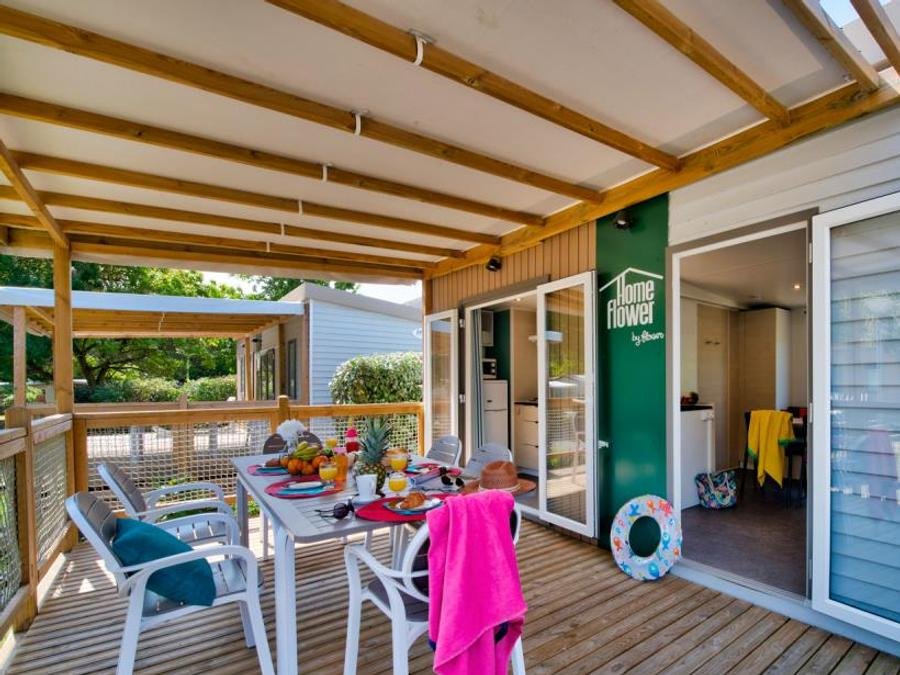 Camping Pas Cher vous présente avec son site Officiel campingpascher.fr, le Camping Flower Le Conleau classé 4 étoiles, situé sur la commune de Vannes dans le département Morbihan (Bretagne) en France. Le camping Flower Le Conleau vous propose un hébergement de type mobil-home de 26 m². L'établissement vous propose 11 autres types d'hébergements. Découvrez tous nos séjours à petits prix dans la commune et aux alentours de Vannes du département : Morbihan (Bretagne). Les Avis clients pour le Camping Flower Le Conleau sont excellents avec une note moyenne de 8 sur 10. Mer, Piscine couverte, Piscine extérieure, Animations familiales, Club enfants, Aire de jeux enfants, Canoë-kayak, Cyclisme, Golf, Location de bateaux, Parcours sportif, Ping-pong, Pétanque, Randonnée, Structure gonflable enfants, Voile, kiteSurf, Bar, Dépôt de pain, Pizzeria, Plats à emporter, Snack/Bar, Supermarché, Épicerie,... En savoir plus : cliquez-ICI.