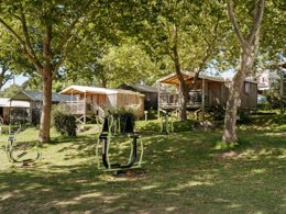 Camping Pas Cher vous présente avec son site Officiel campingpascher.fr, le Camping Flower Le Conleau classé 4 étoiles, situé sur la commune de Vannes dans le département Morbihan (Bretagne) en France. Le camping Flower Le Conleau, vous présente un hébergement de type tente en toile et bois de 38 m² et télévision. Le camping Flower Le Conleau vous propose du sam. 30 mai au sam. 06 juin 2026 pour 7 nuits à 600.6€. Cette location propose 135 dates différentes pour réserver votre séjour. Découvrez également les 11 autres gammes d'hébergements du camping. Les Avis clients pour le Camping Flower Le Conleau sont excellents avec une note moyenne de 8 sur 10. Mer, Piscine couverte, Piscine extérieure, Animations familiales, Club enfants, Aire de jeux enfants, Canoë-kayak, Cyclisme, Golf, Location de bateaux, Parcours sportif, Ping-pong, Pétanque, Randonnée, Structure gonflable enfants, Voile, kiteSurf, Bar, Dépôt de pain, Pizzeria, Plats à emporter, Snack/Bar, Supermarché, Épicerie,... En savoir plus : cliquez-ICI.