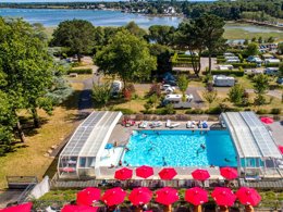 Camping Pas Cher vous présente avec son site Officiel campingpascher.fr, le Camping Flower Le Conleau classé 4 étoiles, situé sur la commune de Vannes dans le département Morbihan (Bretagne) en France. Le camping Flower Le Conleau, vous présente un hébergement de type tente en toile et bois de 38 m² et télévision. Le camping Flower Le Conleau vous propose du sam. 30 mai au sam. 06 juin 2026 pour 7 nuits à 600.6€. Cette location propose 135 dates différentes pour réserver votre séjour. Découvrez également les 11 autres gammes d'hébergements du camping. Les Avis clients pour le Camping Flower Le Conleau sont excellents avec une note moyenne de 8 sur 10. Mer, Piscine couverte, Piscine extérieure, Animations familiales, Club enfants, Aire de jeux enfants, Canoë-kayak, Cyclisme, Golf, Location de bateaux, Parcours sportif, Ping-pong, Pétanque, Randonnée, Structure gonflable enfants, Voile, kiteSurf, Bar, Dépôt de pain, Pizzeria, Plats à emporter, Snack/Bar, Supermarché, Épicerie,... En savoir plus : cliquez-ICI.