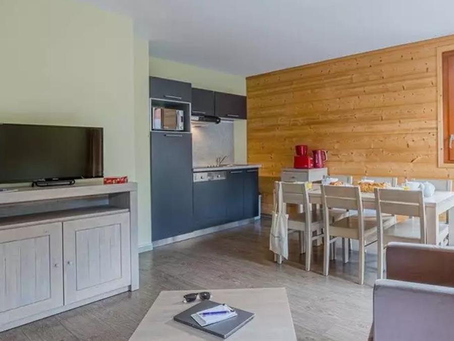 Camping Pas Cher vous présente avec son site Officiel campingpascher.fr, la Résidence Madame Vacances - Les Epinettes classé 4 étoiles, située sur la commune de Vaujany dans le département Isère (Rhône Alpes) en France. La résidence Madame Vacances - Les Epinettes, vous présente un hébergement de type studio pour 1 personne et télévision. La résidence Madame Vacances - Les Epinettes vous proposeun séjour PAS CHER avec une REMISEdu sam. 29 août au sam. 05 septembre 2026, en promotion à -35% pour 7 nuits à 311,35 € au lieu de 479,0 € soit une Économie de 167,65 €. Cette location propose 61 dates différentes pour réserver votre séjour. Découvrez également les 8 autres gammes d'hébergements de la résidence. Les Avis clients pour la Résidence Madame Vacances - Les Epinettes sont excellents avec une note moyenne de 8 sur 10. Piscine chauffée, Piscine couverte, Randonnée, Salle de fitness, Bar, Restaurant, Épicerie,... En savoir plus : cliquez-ICI.