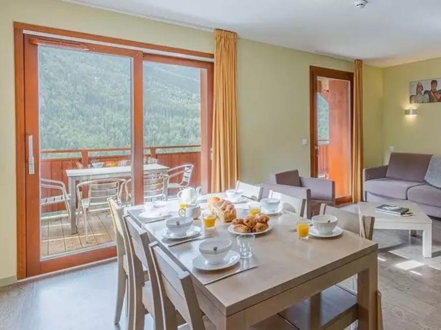 Camping Pas Cher vous présente avec son site Officiel campingpascher.fr, la Résidence Madame Vacances - Les Epinettes classé 4 étoiles, située sur la commune de Vaujany dans le département Isère (Rhône Alpes) en France. La résidence Madame Vacances - Les Epinettes, vous présente un hébergement de type appartement de 35 m² et télévision. La résidence Madame Vacances - Les Epinettes vous proposeun séjour PAS CHER avec une REMISEdu sam. 29 août au sam. 05 septembre 2026, en promotion à -35% pour 7 nuits à 337,35 € au lieu de 519,0 € soit une Économie de 181,65 €. Cette location propose 30 dates différentes pour réserver votre séjour. Découvrez également les 8 autres gammes d'hébergements de la résidence. Les Avis clients pour la Résidence Madame Vacances - Les Epinettes sont excellents avec une note moyenne de 8 sur 10. Piscine chauffée, Piscine couverte, Randonnée, Salle de fitness, Bar, Restaurant, Épicerie,... En savoir plus : cliquez-ICI.