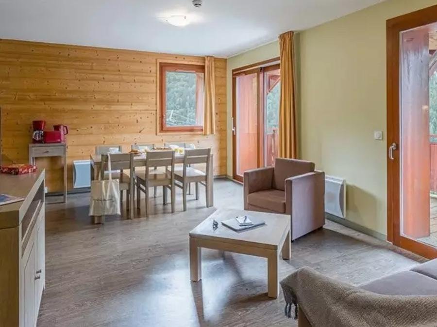Camping Pas Cher vous présente avec son site Officiel campingpascher.fr, la Résidence Madame Vacances - Les Epinettes classé 4 étoiles, située sur la commune de Vaujany dans le département Isère (Rhône Alpes) en France. La résidence Madame Vacances - Les Epinettes, vous présente un hébergement de type appartement de 55 m² et télévision. La résidence Madame Vacances - Les Epinettes vous proposeun séjour PAS CHER avec une REMISEdu sam. 29 août au sam. 05 septembre 2026, en promotion à -35% pour 7 nuits à 402,35 € au lieu de 619,0 € soit une Économie de 216,65 €. Cette location propose 49 dates différentes pour réserver votre séjour. Découvrez également les 8 autres gammes d'hébergements de la résidence. Les Avis clients pour la Résidence Madame Vacances - Les Epinettes sont excellents avec une note moyenne de 8 sur 10. Piscine chauffée, Piscine couverte, Randonnée, Salle de fitness, Bar, Restaurant, Épicerie,... En savoir plus : cliquez-ICI.