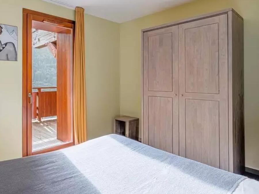Camping Pas Cher vous présente avec son site Officiel campingpascher.fr, la Résidence Madame Vacances - Les Epinettes classé 4 étoiles, située sur la commune de Vaujany dans le département Isère (Rhône Alpes) en France. La résidence Madame Vacances - Les Epinettes, vous présente un hébergement de type appartement pour 1 personne et télévision. La résidence Madame Vacances - Les Epinettes vous proposeun séjour PAS CHER avec une REMISEdu sam. 29 août au sam. 05 septembre 2026, en promotion à -35% pour 7 nuits à 415,35 € au lieu de 639,0 € soit une Économie de 223,65 €. Cette location propose 40 dates différentes pour réserver votre séjour. Découvrez également les 8 autres gammes d'hébergements de la résidence. Les Avis clients pour la Résidence Madame Vacances - Les Epinettes sont excellents avec une note moyenne de 8 sur 10. Piscine chauffée, Piscine couverte, Randonnée, Salle de fitness, Bar, Restaurant, Épicerie,... En savoir plus : cliquez-ICI.