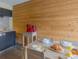 Camping Pas Cher vous présente avec son site Officiel campingpascher.fr, la Résidence Les Epinettes classé 4 étoiles, située sur la commune de Vaujany dans le département Isère (Rhône Alpes) en France. La résidence Les Epinettes, vous présente un hébergement de type studio et télévision. La résidence Les Epinettes vous proposeun séjour PAS CHER avec une REMISEdu sam. 20 juin au sam. 27 juin 2026, en promotion à -34% pour 7 nuits à 272,35 € au lieu de 419,0 € soit une Économie de 146,65 €. Cette location propose 55 dates différentes pour réserver votre séjour. Découvrez également les 8 autres gammes d'hébergements de la résidence. Les Avis clients pour la Résidence Les Epinettes sont excellents avec une note moyenne de 8 sur 10. Piscine chauffée, Piscine couverte, Randonnée, Salle de fitness, Bar, Restaurant, Épicerie,... En savoir plus : cliquez-ICI.