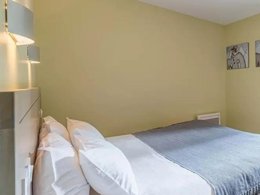 Camping Pas Cher vous présente avec son site Officiel campingpascher.fr, la Résidence Les Epinettes classé 4 étoiles, située sur la commune de Vaujany dans le département Isère (Rhône Alpes) en France. La résidence Les Epinettes, vous présente un hébergement de type appartement de 48 m² pour 1 personne et télévision. La résidence Les Epinettes vous proposeun séjour PAS CHER avec une REMISEdu sam. 20 juin au sam. 27 juin 2026, en promotion à -35% pour 7 nuits à 343,85 € au lieu de 529,0 € soit une Économie de 185,15 €. Cette location propose 78 dates différentes pour réserver votre séjour. Découvrez également les 8 autres gammes d'hébergements de la résidence. Les Avis clients pour la Résidence Les Epinettes sont excellents avec une note moyenne de 8 sur 10. Piscine chauffée, Piscine couverte, Randonnée, Salle de fitness, Bar, Restaurant, Épicerie,... En savoir plus : cliquez-ICI.