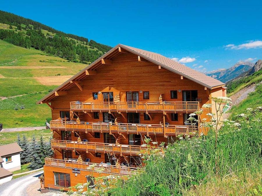 Camping Pas Cher vous présente avec son site Officiel campingpascher.fr, la Résidence Odalys Référence Pra Sainte Marie classé 4 étoiles, située sur la commune de Vars dans le département Hautes-alpes (Provence Alpes Côte D'azur) en France. La résidence Odalys Référence Pra Sainte Marie, vous présente un hébergement de type studio de 23 m² pour 2 personnes et télévision. La résidence Odalys Référence Pra Sainte Marie vous propose du sam. 20 juin au sam. 27 juin 2026 pour 7 nuits à 339€. Cette location propose 24 dates différentes pour réserver votre séjour. Découvrez également les 4 autres gammes d'hébergements de la résidence. Les Avis clients pour la Résidence Odalys Référence Pra Sainte Marie sont excellents avec une note moyenne de 8 sur 10. Piscine chauffée, Piscine couverte, Canoë-kayak, Centre équestre, Court de tennis, Cyclisme, Pétanque, Randonnée, Salle de fitness, Structure gonflable enfants, Bar, Restaurant,... En savoir plus : cliquez-ICI.