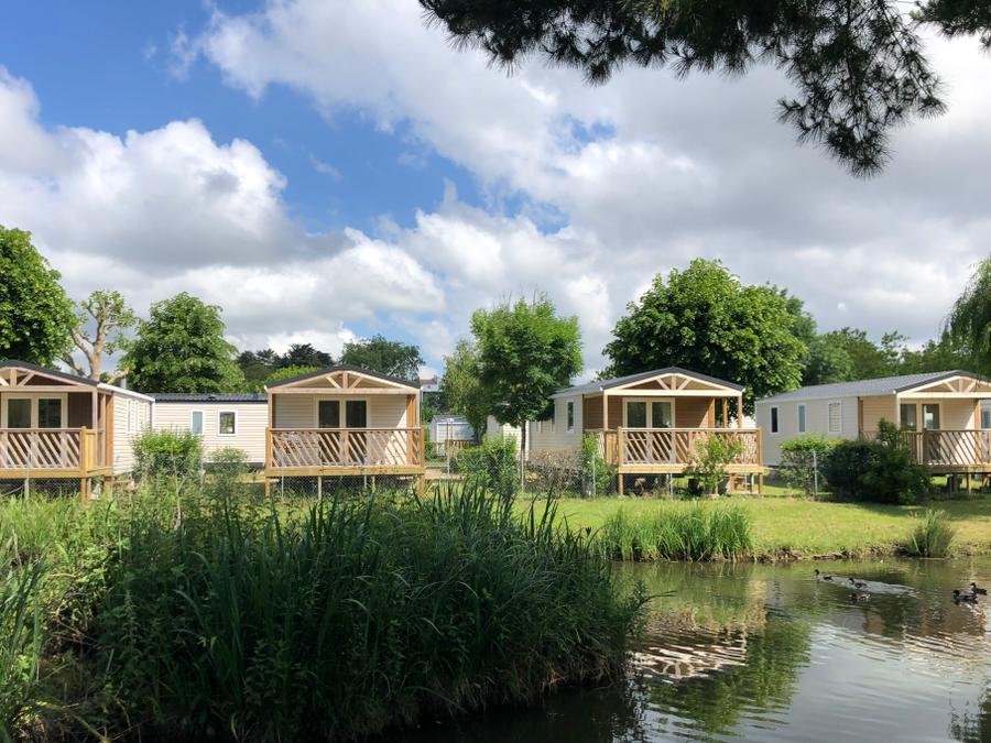 Camping Pas Cher vous présente avec son site Officiel campingpascher.fr, le Camping Flower Le Nauzan Plage classé 4 étoiles, situé sur la commune de Royan dans le département Charente-maritime (Poitou Charentes) en France. Le camping Flower Le Nauzan Plage, vous présente un hébergement de type mobil-home de 25 m² et télévision. Le camping Flower Le Nauzan Plage vous propose du dimanche 13 septembre au dimanche 20 septembre 2026 pour 7 nuits à 581€. Cette location propose 11 dates différentes pour réserver votre séjour. Découvrez également les 8 autres gammes d'hébergements du camping. Les Avis clients pour le Camping Flower Le Nauzan Plage sont excellents avec une note moyenne de 8 sur 10. Piscine couverte, Piscine extérieure, Animations familiales, Club enfants, Aire de jeux enfants, Baby-foot, Canoë-kayak, Centre équestre, Court de padel couvert, Court de tennis, Court de tennis couvert, Cyclisme, Golf, Paddle, Parcours sportif, Pétanque, Randonnée, Structure gonflable enfants, Surf, Terrain de basketball, Terrain de volley-ball, Terrain multisports, Boulangerie, Dépôt de pain, Snack/Bar, Supermarché, Épicerie,... En savoir plus : cliquez-ICI.