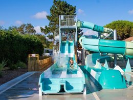 Camping Pas Cher vous présente avec son site Officiel campingpascher.fr, le Camping Flower Le Nauzan Plage classé 4 étoiles, situé sur la commune de Royan dans le département Charente-maritime (Poitou Charentes) en France. Le camping Flower Le Nauzan Plage vous propose un hébergement de type lodge de 32 m² (télévision). Cet hébergement propose plus de 29 dates différentes pour réserver ! Pour dévouvrir la période la moins chère, consultez la rubrique 'Tarifs' et sélectionnez votre mois de départ. L'établissement vous propose 8 autres types d'hébergements. Découvrez tous nos séjours à petits prix dans la commune et aux alentours de Royan du département : Charente-maritime (Poitou Charentes). Les Avis clients pour le Camping Flower Le Nauzan Plage sont excellents avec une note moyenne de 8 sur 10. Piscine couverte, Piscine extérieure, Animations familiales, Club enfants, Aire de jeux enfants, Baby-foot, Canoë-kayak, Centre équestre, Court de padel couvert, Court de tennis, Court de tennis couvert, Cyclisme, Golf, Paddle, Parcours sportif, Pétanque, Randonnée, Structure gonflable enfants, Surf, Terrain de basketball, Terrain de volley-ball, Terrain multisports, Boulangerie, Dépôt de pain, Snack/Bar, Supermarché, Épicerie,... En savoir plus : cliquez-ICI.