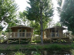 Camping Pas Cher vous présente avec son site Officiel campingpascher.fr, le Camping Flower Le Nauzan Plage classé 4 étoiles, situé sur la commune de Royan dans le département Charente-maritime (Poitou Charentes) en France. Le camping Flower Le Nauzan Plage, vous présente un hébergement de type lodge de 32 m² et télévision. Le camping Flower Le Nauzan Plage vous propose du jeudi 30 avril au jeudi 07 mai 2026 pour 7 nuits à 555€. Cette location propose 88 dates différentes pour réserver votre séjour. Découvrez également les 8 autres gammes d'hébergements du camping. Les Avis clients pour le Camping Flower Le Nauzan Plage sont excellents avec une note moyenne de 8 sur 10. Piscine couverte, Piscine extérieure, Animations familiales, Club enfants, Aire de jeux enfants, Baby-foot, Canoë-kayak, Centre équestre, Court de padel couvert, Court de tennis, Court de tennis couvert, Cyclisme, Golf, Paddle, Parcours sportif, Pétanque, Randonnée, Structure gonflable enfants, Surf, Terrain de basketball, Terrain de volley-ball, Terrain multisports, Boulangerie, Dépôt de pain, Snack/Bar, Supermarché, Épicerie,... En savoir plus : cliquez-ICI.