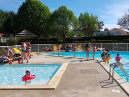 Camping Pas Cher vous présente avec son site Officiel campingpascher.fr, le Camping Flower Le Nauzan Plage classé 4 étoiles, situé sur la commune de Royan dans le département Charente-maritime (Poitou Charentes) en France. Le camping Flower Le Nauzan Plage, vous présente un hébergement de type lodge de 32 m² et télévision. Le camping Flower Le Nauzan Plage vous propose du jeudi 30 avril au jeudi 07 mai 2026 pour 7 nuits à 555€. Cette location propose 88 dates différentes pour réserver votre séjour. Découvrez également les 8 autres gammes d'hébergements du camping. Les Avis clients pour le Camping Flower Le Nauzan Plage sont excellents avec une note moyenne de 8 sur 10. Piscine couverte, Piscine extérieure, Animations familiales, Club enfants, Aire de jeux enfants, Baby-foot, Canoë-kayak, Centre équestre, Court de padel couvert, Court de tennis, Court de tennis couvert, Cyclisme, Golf, Paddle, Parcours sportif, Pétanque, Randonnée, Structure gonflable enfants, Surf, Terrain de basketball, Terrain de volley-ball, Terrain multisports, Boulangerie, Dépôt de pain, Snack/Bar, Supermarché, Épicerie,... En savoir plus : cliquez-ICI.