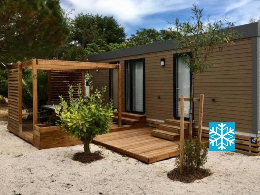 Camping Pas Cher vous présente avec son site Officiel campingpascher.fr, le Camping Flower Le Mas De Mourgues classé 3 étoiles, situé sur la commune de Vauvert dans le département Gard (Languedoc Roussillon) en France. Le camping Flower Le Mas De Mourgues vous propose un hébergement de type mobil-home de 33 m² avec climatisation (télévision). L'établissement vous propose 9 autres types d'hébergements. Découvrez tous nos séjours à petits prix dans la commune et aux alentours de Vauvert du département : Gard (Languedoc Roussillon). Les Avis clients pour le Camping Flower Le Mas De Mourgues sont excellents avec une note moyenne de 8 sur 10. LacMerRivière, Piscine chauffée, Piscine extérieure, Animation enfants, Animations familiales, Club enfants, Aire de jeux enfants, Baby-foot, Canoë-kayak, Centre équestre, Court de tennis, Ping-pong, Plongée, Pétanque, Randonnée, Structure gonflable enfants, Voile, Bar, Boulangerie, Bureau de tabac, Dépôt de pain, Pizzeria, Plats à emporter, Snack/Bar, Station-service, Supermarché, Épicerie,... En savoir plus : cliquez-ICI.