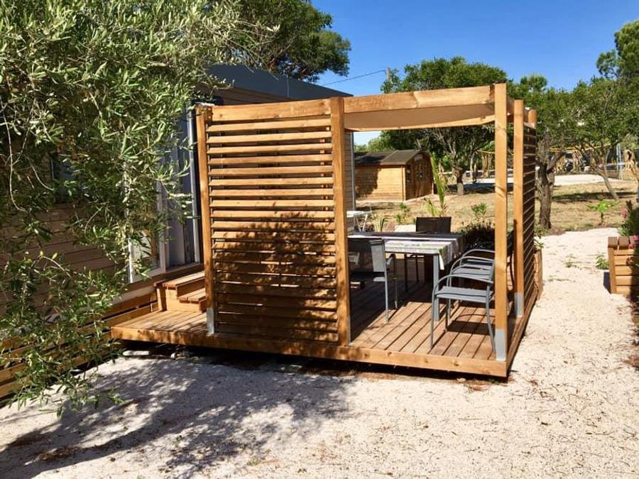 Camping Pas Cher vous présente avec son site Officiel campingpascher.fr, le Camping Flower Le Mas De Mourgues classé 3 étoiles, situé sur la commune de Vauvert dans le département Gard (Languedoc Roussillon) en France. Le camping Flower Le Mas De Mourgues vous propose un hébergement de type mobil-home de 32 m² avec climatisation (télévision). L'établissement vous propose 9 autres types d'hébergements. Découvrez tous nos séjours à petits prix dans la commune et aux alentours de Vauvert du département : Gard (Languedoc Roussillon). Les Avis clients pour le Camping Flower Le Mas De Mourgues sont excellents avec une note moyenne de 8 sur 10. LacMerRivière, Piscine chauffée, Piscine extérieure, Animation enfants, Animations familiales, Club enfants, Aire de jeux enfants, Baby-foot, Canoë-kayak, Centre équestre, Court de tennis, Ping-pong, Plongée, Pétanque, Randonnée, Structure gonflable enfants, Voile, Bar, Boulangerie, Bureau de tabac, Dépôt de pain, Pizzeria, Plats à emporter, Snack/Bar, Station-service, Supermarché, Épicerie,... En savoir plus : cliquez-ICI.