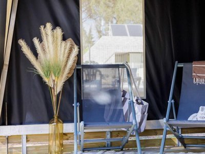 Cliquez pour découvrir toutes les photos de l'HÉBERGEMENT ! tente en toile et bois - Flower Le Mas De Mourgues photo 18