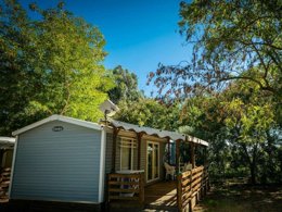 Camping Pas Cher vous présente avec son site Officiel campingpascher.fr, le Camping Flower Le Mas De Mourgues classé 3 étoiles, situé sur la commune de Vauvert dans le département Gard (Languedoc Roussillon) en France. Le camping Flower Le Mas De Mourgues, vous présente un hébergement de type mobil-home de 29 m² et télévision. Le camping Flower Le Mas De Mourgues vous propose du mardi 07 avril au mardi 14 avril 2026 pour 7 nuits à 532€. Cette location propose 89 dates différentes pour réserver votre séjour. Découvrez également les 9 autres gammes d'hébergements du camping. Les Avis clients pour le Camping Flower Le Mas De Mourgues sont excellents avec une note moyenne de 8 sur 10. LacMerRivière, Piscine chauffée, Piscine extérieure, Animation enfants, Animations familiales, Club enfants, Aire de jeux enfants, Baby-foot, Canoë-kayak, Centre équestre, Court de tennis, Ping-pong, Plongée, Pétanque, Randonnée, Structure gonflable enfants, Voile, Bar, Boulangerie, Bureau de tabac, Dépôt de pain, Pizzeria, Plats à emporter, Snack/Bar, Station-service, Supermarché, Épicerie,... En savoir plus : cliquez-ICI.