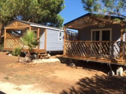 Camping Pas Cher vous présente avec son site Officiel campingpascher.fr, le Camping Flower Le Mas De Mourgues classé 3 étoiles, situé sur la commune de Vauvert dans le département Gard (Languedoc Roussillon) en France. Le camping Flower Le Mas De Mourgues, vous présente un hébergement de type mobil-home de 32 m² et télévision. Le camping Flower Le Mas De Mourgues vous propose du mardi 07 avril au mardi 14 avril 2026 pour 7 nuits à 497€. Cette location propose 136 dates différentes pour réserver votre séjour. Découvrez également les 9 autres gammes d'hébergements du camping. Les Avis clients pour le Camping Flower Le Mas De Mourgues sont excellents avec une note moyenne de 8 sur 10. LacMerRivière, Piscine chauffée, Piscine extérieure, Animation enfants, Animations familiales, Club enfants, Aire de jeux enfants, Baby-foot, Canoë-kayak, Centre équestre, Court de tennis, Ping-pong, Plongée, Pétanque, Randonnée, Structure gonflable enfants, Voile, Bar, Boulangerie, Bureau de tabac, Dépôt de pain, Pizzeria, Plats à emporter, Snack/Bar, Station-service, Supermarché, Épicerie,... En savoir plus : cliquez-ICI.