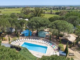 Camping Pas Cher vous présente avec son site Officiel campingpascher.fr, le Camping Flower Le Mas De Mourgues classé 3 étoiles, situé sur la commune de Vauvert dans le département Gard (Languedoc Roussillon) en France. Le camping Flower Le Mas De Mourgues, vous présente un hébergement de type mobil-home de 32 m² avec climatisation et télévision. Le camping Flower Le Mas De Mourgues vous propose du mardi 07 avril au mardi 14 avril 2026 pour 7 nuits à 623€. Cette location propose 42 dates différentes pour réserver votre séjour. Découvrez également les 9 autres gammes d'hébergements du camping. Les Avis clients pour le Camping Flower Le Mas De Mourgues sont excellents avec une note moyenne de 8 sur 10. LacMerRivière, Piscine chauffée, Piscine extérieure, Animation enfants, Animations familiales, Club enfants, Aire de jeux enfants, Baby-foot, Canoë-kayak, Centre équestre, Court de tennis, Ping-pong, Plongée, Pétanque, Randonnée, Structure gonflable enfants, Voile, Bar, Boulangerie, Bureau de tabac, Dépôt de pain, Pizzeria, Plats à emporter, Snack/Bar, Station-service, Supermarché, Épicerie,... En savoir plus : cliquez-ICI.