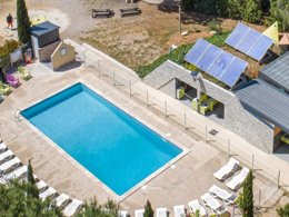 Camping Pas Cher vous présente avec son site Officiel campingpascher.fr, le Camping Flower Le Mas De Mourgues classé 3 étoiles, situé sur la commune de Vauvert dans le département Gard (Languedoc Roussillon) en France. Le camping Flower Le Mas De Mourgues, vous présente un hébergement de type tente en toile et bois de 37 m² pour 1 personne. Le camping Flower Le Mas De Mourgues vous propose du mardi 07 avril au mardi 14 avril 2026 pour 7 nuits à 385€. Cette location propose 146 dates différentes pour réserver votre séjour. Découvrez également les 9 autres gammes d'hébergements du camping. Les Avis clients pour le Camping Flower Le Mas De Mourgues sont excellents avec une note moyenne de 8 sur 10. LacMerRivière, Piscine chauffée, Piscine extérieure, Animation enfants, Animations familiales, Club enfants, Aire de jeux enfants, Baby-foot, Canoë-kayak, Centre équestre, Court de tennis, Ping-pong, Plongée, Pétanque, Randonnée, Structure gonflable enfants, Voile, Bar, Boulangerie, Bureau de tabac, Dépôt de pain, Pizzeria, Plats à emporter, Snack/Bar, Station-service, Supermarché, Épicerie,... En savoir plus : cliquez-ICI.