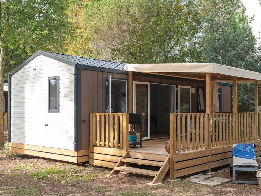 Camping Pas Cher vous présente avec son site Officiel campingpascher.fr, le Camping Club Médoc Plage 4* - MS VACANCES classé 4 étoiles, situé sur la commune de Vendays Montalivet dans le département Gironde (Aquitaine) en France. Le camping Club Médoc Plage 4* - MS VACANCES vous propose un hébergement de type mobil-home de 33 m² pour 6 personnes avec climatisation (télévision). L'établissement vous propose 25 autres types d'hébergements. Découvrez tous nos séjours à petits prix dans la commune et aux alentours de Vendays Montalivet du département : Gironde (Aquitaine). Les Avis clients pour le Camping Club Médoc Plage 4* - MS VACANCES sont excellents avec une note moyenne de 8 sur 10. LacMer, Parc aquatique, Piscine couverte, Piscine extérieure, Animations familiales, Club ados, Club enfants, Aire de jeux enfants, Court de padel en extérieur, Parcours sportif, Ping-pong, Pétanque, Salle de fitness, Salle de jeux vidéo, Terrain de beach-volley, Terrain multisports, Tir à l’arc, Bar, Dépôt de pain, Restaurant, Snack/Bar, Supermarché, Épicerie,... En savoir plus : cliquez-ICI.