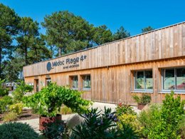 Camping Pas Cher vous présente avec son site Officiel campingpascher.fr, le Camping Club Médoc Plage 4* - MS VACANCES classé 4 étoiles, situé sur la commune de Vendays Montalivet dans le département Gironde (Aquitaine) en France. Le camping Club Médoc Plage 4* - MS VACANCES, vous présente un hébergement de type mobil-home pour 4 personnes avec climatisation. Le camping Club Médoc Plage 4* - MS VACANCES vous propose du dimanche 17 mai au dimanche 24 mai 2026, en promotion à -25% pour 7 nuits à 252,75 € au lieu de 337,0 € soit une Économie de 84,25 €. Cette location propose 54 dates différentes pour réserver votre séjour. Découvrez également les 25 autres gammes d'hébergements du camping. Les Avis clients pour le Camping Club Médoc Plage 4* - MS VACANCES sont excellents avec une note moyenne de 8 sur 10. LacMer, Parc aquatique, Piscine couverte, Piscine extérieure, Animations familiales, Club ados, Club enfants, Aire de jeux enfants, Court de padel en extérieur, Parcours sportif, Ping-pong, Pétanque, Salle de fitness, Salle de jeux vidéo, Terrain de beach-volley, Terrain multisports, Tir à l’arc, Bar, Dépôt de pain, Restaurant, Snack/Bar, Supermarché, Épicerie,... En savoir plus : cliquez-ICI.