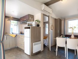 Camping Pas Cher vous présente avec son site Officiel campingpascher.fr, le Camping Club Médoc Plage 4* - MS VACANCES classé 4 étoiles, situé sur la commune de Vendays Montalivet dans le département Gironde (Aquitaine) en France. Le camping Club Médoc Plage 4* - MS VACANCES, vous présente un hébergement de type mobil-home pour 4 personnes avec climatisation. Le camping Club Médoc Plage 4* - MS VACANCES vous propose du dimanche 17 mai au dimanche 24 mai 2026, en promotion à -25% pour 7 nuits à 252,75 € au lieu de 337,0 € soit une Économie de 84,25 €. Cette location propose 54 dates différentes pour réserver votre séjour. Découvrez également les 25 autres gammes d'hébergements du camping. Les Avis clients pour le Camping Club Médoc Plage 4* - MS VACANCES sont excellents avec une note moyenne de 8 sur 10. LacMer, Parc aquatique, Piscine couverte, Piscine extérieure, Animations familiales, Club ados, Club enfants, Aire de jeux enfants, Court de padel en extérieur, Parcours sportif, Ping-pong, Pétanque, Salle de fitness, Salle de jeux vidéo, Terrain de beach-volley, Terrain multisports, Tir à l’arc, Bar, Dépôt de pain, Restaurant, Snack/Bar, Supermarché, Épicerie,... En savoir plus : cliquez-ICI.