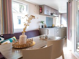 Camping Pas Cher vous présente avec son site Officiel campingpascher.fr, le Camping Club Médoc Plage 4* - MS VACANCES classé 4 étoiles, situé sur la commune de Vendays Montalivet dans le département Gironde (Aquitaine) en France. Le camping Club Médoc Plage 4* - MS VACANCES, vous présente un hébergement de type mobil-home de 24 m² pour 4 personnes avec climatisation et télévision. Le camping Club Médoc Plage 4* - MS VACANCES vous propose du dimanche 17 mai au dimanche 24 mai 2026, en promotion à -25% pour 7 nuits à 252,75 € au lieu de 337,0 € soit une Économie de 84,25 €. Cette location propose 54 dates différentes pour réserver votre séjour. Découvrez également les 25 autres gammes d'hébergements du camping. Les Avis clients pour le Camping Club Médoc Plage 4* - MS VACANCES sont excellents avec une note moyenne de 8 sur 10. LacMer, Parc aquatique, Piscine couverte, Piscine extérieure, Animations familiales, Club ados, Club enfants, Aire de jeux enfants, Court de padel en extérieur, Parcours sportif, Ping-pong, Pétanque, Salle de fitness, Salle de jeux vidéo, Terrain de beach-volley, Terrain multisports, Tir à l’arc, Bar, Dépôt de pain, Restaurant, Snack/Bar, Supermarché, Épicerie,... En savoir plus : cliquez-ICI.