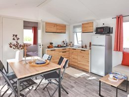 Camping Pas Cher vous présente avec son site Officiel campingpascher.fr, le Camping Club Médoc Plage 4* - MS VACANCES classé 4 étoiles, situé sur la commune de Vendays Montalivet dans le département Gironde (Aquitaine) en France. Le camping Club Médoc Plage 4* - MS VACANCES, vous présente un hébergement de type mobil-home de 31 m² pour 4 personnes avec climatisation et télévision. Le camping Club Médoc Plage 4* - MS VACANCES vous propose du dimanche 17 mai au dimanche 24 mai 2026, en promotion à -25% pour 7 nuits à 411 € au lieu de 548,0 € soit une Économie de 137 €. Cette location propose 55 dates différentes pour réserver votre séjour. Découvrez également les 25 autres gammes d'hébergements du camping. Les Avis clients pour le Camping Club Médoc Plage 4* - MS VACANCES sont excellents avec une note moyenne de 8 sur 10. LacMer, Parc aquatique, Piscine couverte, Piscine extérieure, Animations familiales, Club ados, Club enfants, Aire de jeux enfants, Court de padel en extérieur, Parcours sportif, Ping-pong, Pétanque, Salle de fitness, Salle de jeux vidéo, Terrain de beach-volley, Terrain multisports, Tir à l’arc, Bar, Dépôt de pain, Restaurant, Snack/Bar, Supermarché, Épicerie,... En savoir plus : cliquez-ICI.