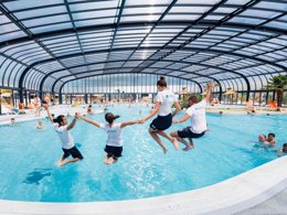 Camping Pas Cher vous présente avec son site Officiel campingpascher.fr, le Camping Club Médoc Plage 4* - MS VACANCES classé 4 étoiles, situé sur la commune de Vendays Montalivet dans le département Gironde (Aquitaine) en France. Le camping Club Médoc Plage 4* - MS VACANCES, vous présente un hébergement de type lodge de 25 m² pour 4 personnes. Le camping Club Médoc Plage 4* - MS VACANCES vous propose du dimanche 17 mai au dimanche 24 mai 2026, en promotion à -25% pour 7 nuits à 242,25 € au lieu de 323,0 € soit une Économie de 80,75 €. Cette location propose 54 dates différentes pour réserver votre séjour. Découvrez également les 25 autres gammes d'hébergements du camping. Les Avis clients pour le Camping Club Médoc Plage 4* - MS VACANCES sont excellents avec une note moyenne de 8 sur 10. LacMer, Parc aquatique, Piscine couverte, Piscine extérieure, Animations familiales, Club ados, Club enfants, Aire de jeux enfants, Court de padel en extérieur, Parcours sportif, Ping-pong, Pétanque, Salle de fitness, Salle de jeux vidéo, Terrain de beach-volley, Terrain multisports, Tir à l’arc, Bar, Dépôt de pain, Restaurant, Snack/Bar, Supermarché, Épicerie,... En savoir plus : cliquez-ICI.