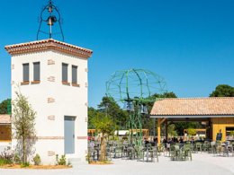 Camping Pas Cher vous présente avec son site Officiel campingpascher.fr, le Camping Club Médoc Plage 4* - MS VACANCES classé 4 étoiles, situé sur la commune de Vendays Montalivet dans le département Gironde (Aquitaine) en France. Le camping Club Médoc Plage 4* - MS VACANCES, vous présente un hébergement de type lodge de 25 m² pour 4 personnes. Le camping Club Médoc Plage 4* - MS VACANCES vous propose du dimanche 17 mai au dimanche 24 mai 2026, en promotion à -25% pour 7 nuits à 242,25 € au lieu de 323,0 € soit une Économie de 80,75 €. Cette location propose 55 dates différentes pour réserver votre séjour. Découvrez également les 25 autres gammes d'hébergements du camping. Les Avis clients pour le Camping Club Médoc Plage 4* - MS VACANCES sont excellents avec une note moyenne de 8 sur 10. LacMer, Parc aquatique, Piscine couverte, Piscine extérieure, Animations familiales, Club ados, Club enfants, Aire de jeux enfants, Court de padel en extérieur, Parcours sportif, Ping-pong, Pétanque, Salle de fitness, Salle de jeux vidéo, Terrain de beach-volley, Terrain multisports, Tir à l’arc, Bar, Dépôt de pain, Restaurant, Snack/Bar, Supermarché, Épicerie,... En savoir plus : cliquez-ICI.