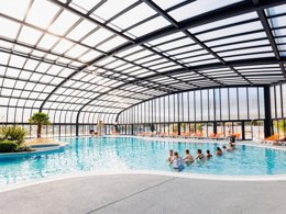 Camping Pas Cher vous présente avec son site Officiel campingpascher.fr, le Camping Club Médoc Plage 4* - MS VACANCES classé 4 étoiles, situé sur la commune de Vendays Montalivet dans le département Gironde (Aquitaine) en France. Le camping Club Médoc Plage 4* - MS VACANCES, vous présente un hébergement de type mobil-home de 24 m² pour 4 personnes avec climatisation et télévision. Le camping Club Médoc Plage 4* - MS VACANCES vous propose du dimanche 17 mai au dimanche 24 mai 2026, en promotion à -25% pour 7 nuits à 252,75 € au lieu de 337,0 € soit une Économie de 84,25 €. Cette location propose 54 dates différentes pour réserver votre séjour. Découvrez également les 25 autres gammes d'hébergements du camping. Les Avis clients pour le Camping Club Médoc Plage 4* - MS VACANCES sont excellents avec une note moyenne de 8 sur 10. LacMer, Parc aquatique, Piscine couverte, Piscine extérieure, Animations familiales, Club ados, Club enfants, Aire de jeux enfants, Court de padel en extérieur, Parcours sportif, Ping-pong, Pétanque, Salle de fitness, Salle de jeux vidéo, Terrain de beach-volley, Terrain multisports, Tir à l’arc, Bar, Dépôt de pain, Restaurant, Snack/Bar, Supermarché, Épicerie,... En savoir plus : cliquez-ICI.