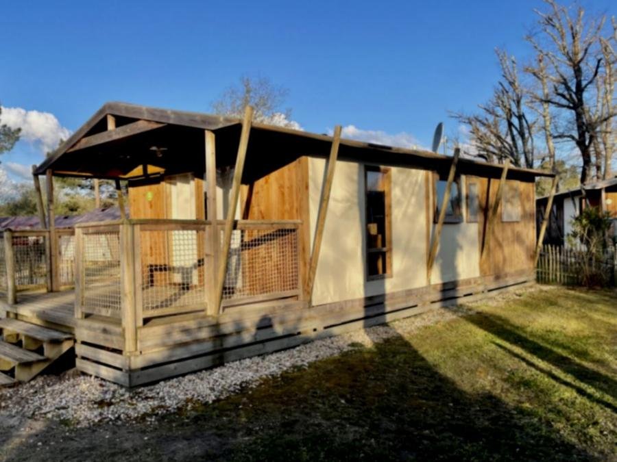 Camping Pas Cher vous présente avec son site Officiel campingpascher.fr, le Camping Paradis Le Tastesoule classé 4 étoiles, situé sur la commune de Vensac dans le département Gironde (Aquitaine) en France. Le camping Paradis Le Tastesoule vous propose un hébergement de type chalet de 43 m² pour 4 personnes (télévision). L'établissement vous propose 7 autres types d'hébergements. Découvrez tous nos séjours à petits prix dans la commune et aux alentours de Vensac du département : Gironde (Aquitaine). Les Avis clients pour le Camping Paradis Le Tastesoule sont excellents avec une note moyenne de 8 sur 10. Piscine extérieure, Animations familiales, Club ados, Club enfants, Aire de jeux enfants, Baby-foot, Canoë-kayak, Cyclisme, Flipper, Golf, Jet-ski, Parcours sportif, Ping-pong, Piscine, Planche à voile, Pédalo, Pétanque, Randonnée, Structure gonflable enfants, Surf, Terrain de beach-volley, Terrain multisports, Tir à l’arc, Trampoline, Voile, Bar, Plats à emporter, Restaurant, Snack/Bar, Supermarché, Épicerie,... En savoir plus : cliquez-ICI.