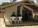 Camping Pas Cher vous présente avec son site Officiel campingpascher.fr, le Camping Paradis Le Tastesoule classé 4 étoiles, situé sur la commune de Vensac dans le département Gironde (Aquitaine) en France. Le camping Paradis Le Tastesoule, vous présente un hébergement de type tente de 30 m² pour 4 personnes. Le camping Paradis Le Tastesoule vous propose du sam. 29 août au sam. 05 septembre 2026, en promotion à -7% pour 7 nuits à 174 € au lieu de 188,0 € soit une Économie de 14 €. Cette location propose 43 dates différentes pour réserver votre séjour. Découvrez également les 7 autres gammes d'hébergements du camping. Les Avis clients pour le Camping Paradis Le Tastesoule sont excellents avec une note moyenne de 8 sur 10. Piscine extérieure, Animations familiales, Club ados, Club enfants, Aire de jeux enfants, Baby-foot, Canoë-kayak, Cyclisme, Flipper, Golf, Jet-ski, Parcours sportif, Ping-pong, Piscine, Planche à voile, Pédalo, Pétanque, Randonnée, Structure gonflable enfants, Surf, Terrain de beach-volley, Terrain multisports, Tir à l’arc, Trampoline, Voile, Bar, Plats à emporter, Restaurant, Snack/Bar, Supermarché, Épicerie,... En savoir plus : cliquez-ICI.