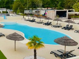Camping Pas Cher vous présente avec son site Officiel campingpascher.fr, le Camping Paradis Le Tastesoule classé 4 étoiles, situé sur la commune de Vensac dans le département Gironde (Aquitaine) en France. Le camping Paradis Le Tastesoule, vous présente un hébergement de type tente de 30 m² pour 4 personnes. Le camping Paradis Le Tastesoule vous propose du sam. 29 août au sam. 05 septembre 2026 pour 7 nuits à 159€. Cette location propose 43 dates différentes pour réserver votre séjour. Découvrez également les 7 autres gammes d'hébergements du camping. Les Avis clients pour le Camping Paradis Le Tastesoule sont excellents avec une note moyenne de 8 sur 10. Piscine extérieure, Animations familiales, Club ados, Club enfants, Aire de jeux enfants, Baby-foot, Canoë-kayak, Cyclisme, Flipper, Golf, Jet-ski, Parcours sportif, Ping-pong, Piscine, Planche à voile, Pédalo, Pétanque, Randonnée, Structure gonflable enfants, Surf, Terrain de beach-volley, Terrain multisports, Tir à l’arc, Trampoline, Voile, Bar, Plats à emporter, Restaurant, Snack/Bar, Supermarché, Épicerie,... En savoir plus : cliquez-ICI.