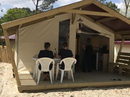 Camping Pas Cher vous présente avec son site Officiel campingpascher.fr, le Camping Paradis Le Tastesoule classé 4 étoiles, situé sur la commune de Vensac dans le département Gironde (Aquitaine) en France. Le camping Paradis Le Tastesoule, vous présente un hébergement de type tente de 30 m² pour 4 personnes. Le camping Paradis Le Tastesoule vous propose du sam. 29 août au sam. 05 septembre 2026, en promotion à -7% pour 7 nuits à 174 € au lieu de 188,0 € soit une Économie de 14 €. Cette location propose 43 dates différentes pour réserver votre séjour. Découvrez également les 7 autres gammes d'hébergements du camping. Les Avis clients pour le Camping Paradis Le Tastesoule sont excellents avec une note moyenne de 8 sur 10. Piscine extérieure, Animations familiales, Club ados, Club enfants, Aire de jeux enfants, Baby-foot, Canoë-kayak, Cyclisme, Flipper, Golf, Jet-ski, Parcours sportif, Ping-pong, Piscine, Planche à voile, Pédalo, Pétanque, Randonnée, Structure gonflable enfants, Surf, Terrain de beach-volley, Terrain multisports, Tir à l’arc, Trampoline, Voile, Bar, Plats à emporter, Restaurant, Snack/Bar, Supermarché, Épicerie,... En savoir plus : cliquez-ICI.