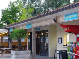 Camping Pas Cher vous présente avec son site Officiel campingpascher.fr, le Camping Paradis Le Tastesoule classé 4 étoiles, situé sur la commune de Vensac dans le département Gironde (Aquitaine) en France. Le camping Paradis Le Tastesoule, vous présente un hébergement de type mobil-home de 26 m² pour 4 personnes avec climatisation et télévision. Le camping Paradis Le Tastesoule vous propose du mercredi 27 mai au mercredi 03 juin 2026, en promotion à -6% pour 7 nuits à 261 € au lieu de 278,0 € soit une Économie de 17 €. Cette location propose 70 dates différentes pour réserver votre séjour. Découvrez également les 7 autres gammes d'hébergements du camping. Les Avis clients pour le Camping Paradis Le Tastesoule sont excellents avec une note moyenne de 8 sur 10. Piscine extérieure, Animations familiales, Club ados, Club enfants, Aire de jeux enfants, Baby-foot, Canoë-kayak, Cyclisme, Flipper, Golf, Jet-ski, Parcours sportif, Ping-pong, Piscine, Planche à voile, Pédalo, Pétanque, Randonnée, Structure gonflable enfants, Surf, Terrain de beach-volley, Terrain multisports, Tir à l’arc, Trampoline, Voile, Bar, Plats à emporter, Restaurant, Snack/Bar, Supermarché, Épicerie,... En savoir plus : cliquez-ICI.